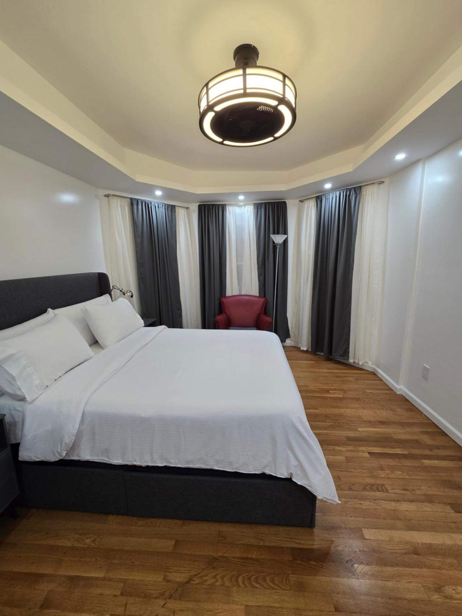 Beautiful Boston Bedroom - New Renovation Экстерьер фото