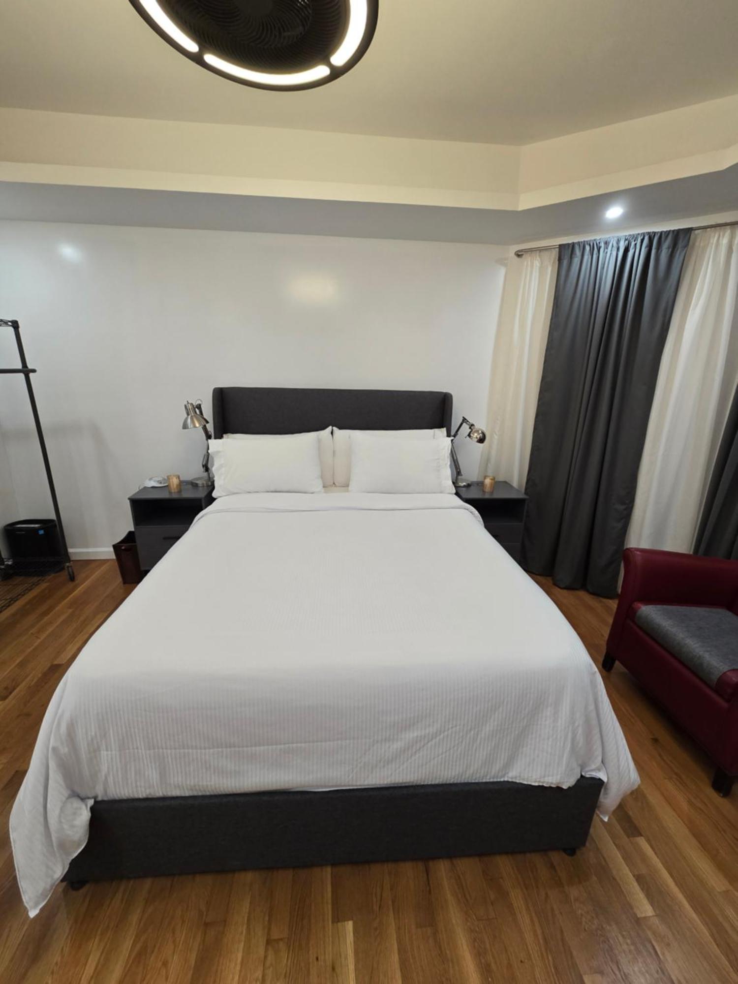 Beautiful Boston Bedroom - New Renovation Экстерьер фото